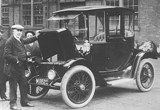 Томас Эдисон около электромобиля - 1912-й год
